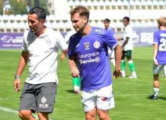 Rubén Vallejo junto a Chuchi Jorques, entrenador del Palencia Cristo Atlético. Fotografía: Julio Robles