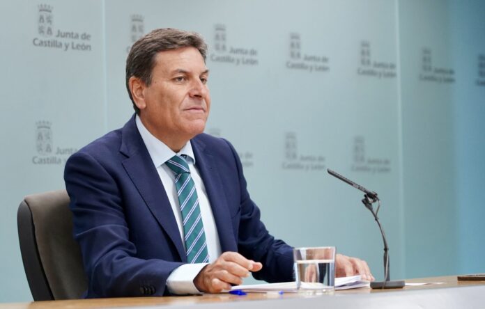 El consejero de Economía y Hacienda y portavoz de la Junta, Carlos Fernández Carriedo, comparece para informar de los asuntos aprobados en el Consejo de Gobierno. Fotografía: Leticia Pérez (ICAL)