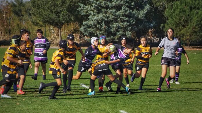 Sub-12 evadiendo la defensa rival en un choque el pasado sábado