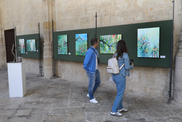 Muestra del grupo de artistas Thieldon, protagonizada por obras del pintor franc&eacute;s Delphy, en el claustro de la Catedral de Palencia, con motivo del hermanamiento entre Bourges y Palencia. Fotograf&iacute;a: Br&aacute;gimo