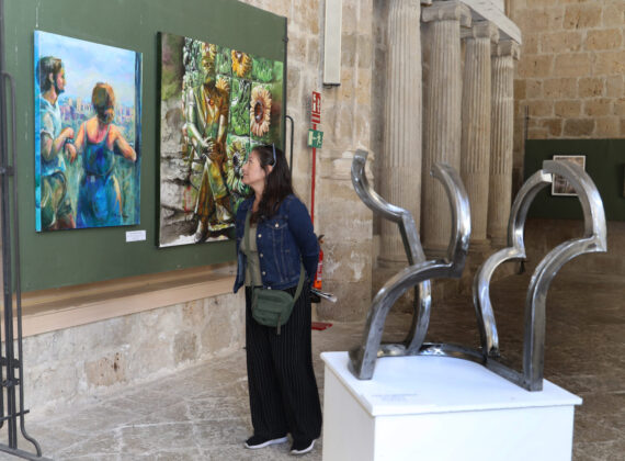 Muestra del grupo de artistas Thieldon, protagonizada por obras del pintor franc&eacute;s Delphy, en el claustro de la Catedral de Palencia, con motivo del hermanamiento entre Bourges y Palencia. Fotograf&iacute;a: Br&aacute;gimo