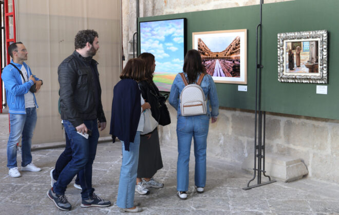 Muestra del grupo de artistas Thieldon, protagonizada por obras del pintor franc&eacute;s Delphy, en el claustro de la Catedral de Palencia, con motivo del hermanamiento entre Bourges y Palencia. Fotograf&iacute;a: Br&aacute;gimo