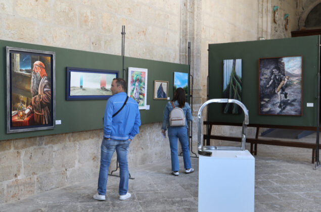Muestra del grupo de artistas Thieldon, protagonizada por obras del pintor franc&eacute;s Delphy, en el claustro de la Catedral de Palencia, con motivo del hermanamiento entre Bourges y Palencia. Fotograf&iacute;a: Br&aacute;gimo