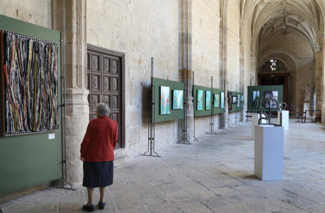 Muestra del grupo de artistas Thieldon, protagonizada por obras del pintor franc&eacute;s Delphy, en el claustro de la Catedral de Palencia, con motivo del hermanamiento entre Bourges y Palencia. Fotograf&iacute;a: Br&aacute;gimo