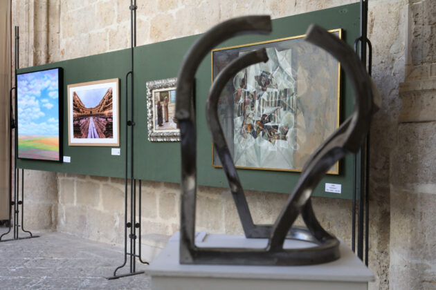 Muestra del grupo de artistas Thieldon, protagonizada por obras del pintor franc&eacute;s Delphy, en el claustro de la Catedral de Palencia, con motivo del hermanamiento entre Bourges y Palencia. Fotograf&iacute;a: Br&aacute;gimo