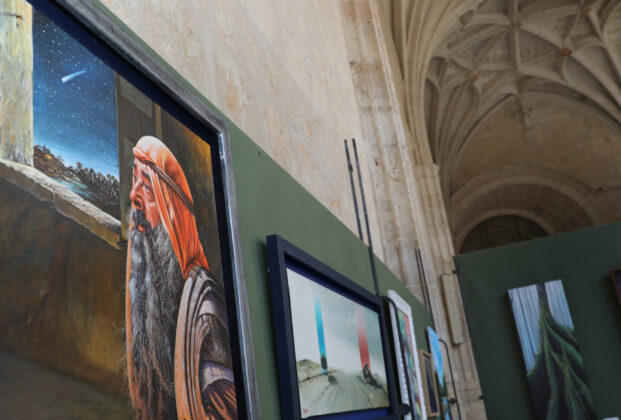 Muestra del grupo de artistas Thieldon, protagonizada por obras del pintor franc&eacute;s Delphy, en el claustro de la Catedral de Palencia, con motivo del hermanamiento entre Bourges y Palencia. Fotograf&iacute;a: Br&aacute;gimo