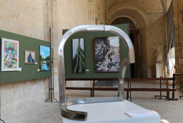 Muestra del grupo de artistas Thieldon, protagonizada por obras del pintor franc&eacute;s Delphy, en el claustro de la Catedral de Palencia, con motivo del hermanamiento entre Bourges y Palencia. Fotograf&iacute;a: Br&aacute;gimo