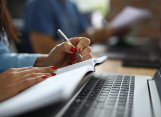 Cajaviva Caja Rural premia la Excelencia Académica con su campaña “Ingreso Sobresaliente” Imagen de archivo. Cajaviva Caja Rural premia la Excelencia Académica con su campaña “Ingreso Sobresaliente”