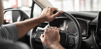 Investigado un conductor ebrio que chocó contra un andamio y un turismo estacionado. Imagen de archivo