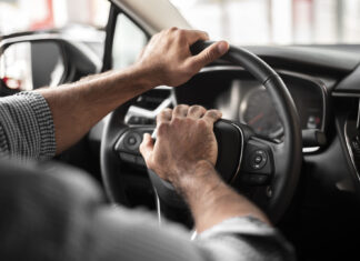 Investigado un conductor ebrio que chocó contra un andamio y un turismo estacionado. Imagen de archivo