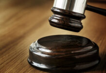 Imagen de archivo. Primer plano del concepto de juicio de martillo