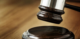 Imagen de archivo. Primer plano del concepto de juicio de martillo