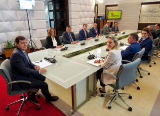 Junta y diputaciones acuerdan crear “anillos de seguridad” en todos los municipios para evitar que el fuego llegue a las casas