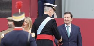 Los presidentes de la Junta, Alfonso Fernández Mañueco, y de las Cortes, Carlos Pollán, asisten al acto solemne de homenaje a la bandera nacional y al desfile militar con ocasión del día de la Fiesta Nacional. Fotografía: Juan Lázaro (ICAL)