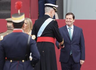 Mañueco celebra el Día de la Hispanidad como “origen” de los “lazos” que “nos unen a millones de personas” Los presidentes de la Junta, Alfonso Fernández Mañueco, y de las Cortes, Carlos Pollán, asisten al acto solemne de homenaje a la bandera nacional y al desfile militar con ocasión del día de la Fiesta Nacional. Fotografía: Juan Lázaro (ICAL)