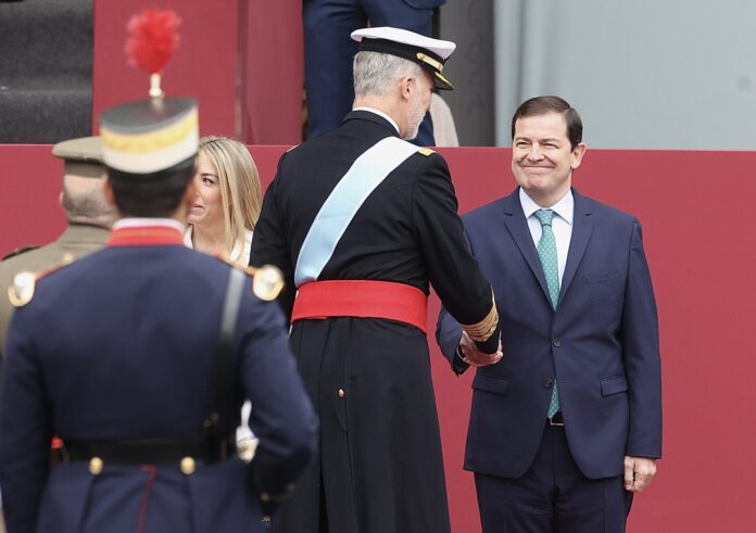 Los presidentes de la Junta, Alfonso Fernández Mañueco, y de las Cortes, Carlos Pollán, asisten al acto solemne de homenaje a la bandera nacional y al desfile militar con ocasión del día de la Fiesta Nacional. Fotografía: Juan Lázaro (ICAL)