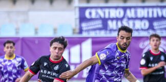 Rodri (Palencia CF) ante un jugador del Júpiter Leonés. Fotografía: Palencia CF
