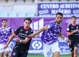 Rodri (Palencia CF) ante un jugador del Júpiter Leonés. Fotografía: Palencia CF