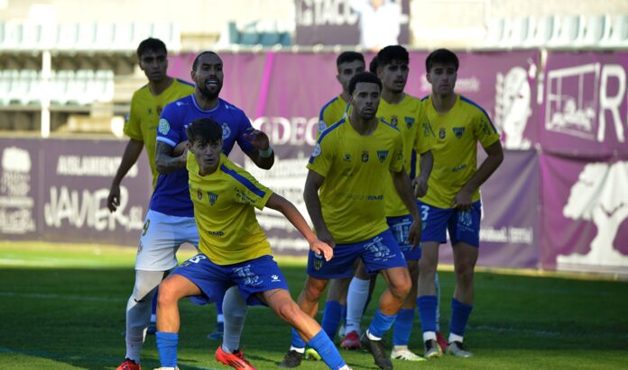 Palencia Cristo Atlético contra Atlético Mansillés. Fotografía Julio Robles