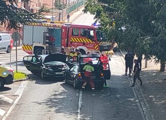 Un conductor herido en Palencia tras una colisión frontal entre dos turismos