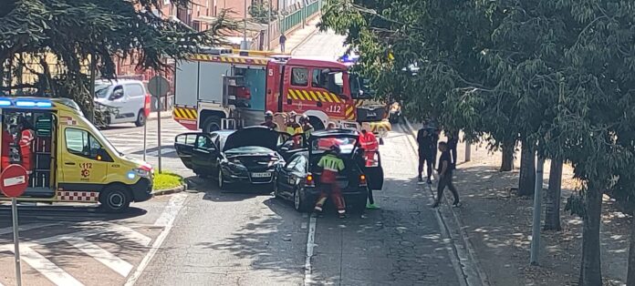 Un conductor herido en Palencia tras una colisión frontal entre dos turismos Un conductor herido en Palencia tras una colisión frontal entre dos turismos