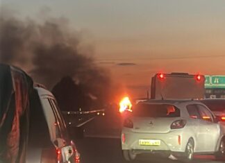 El incendio de un vehículo corta la circulación de la A-62 entre Palencia y Valladolid